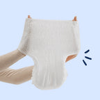 Culotte absorbante extensible adulte Nivuni tenue à la main
