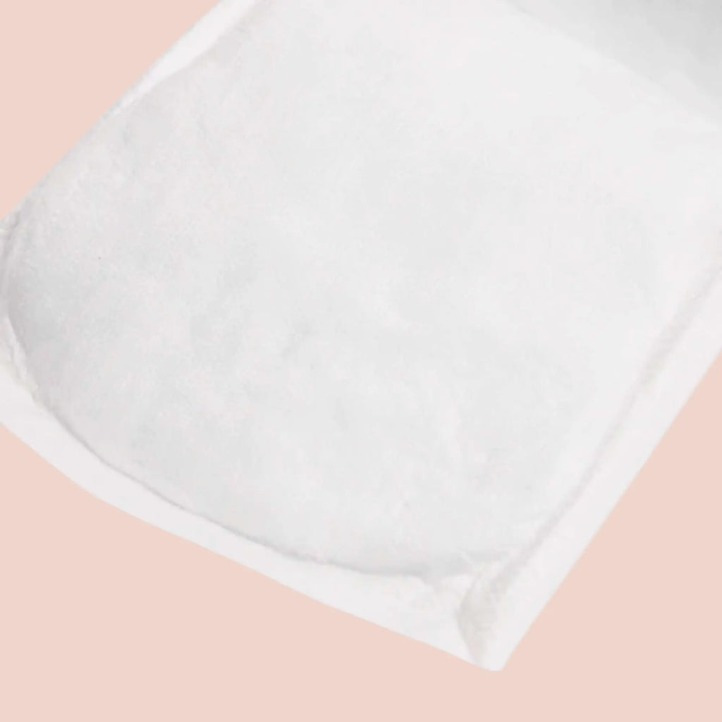Détail protection urinaire femme blanche Nivuni absorbante et discrète