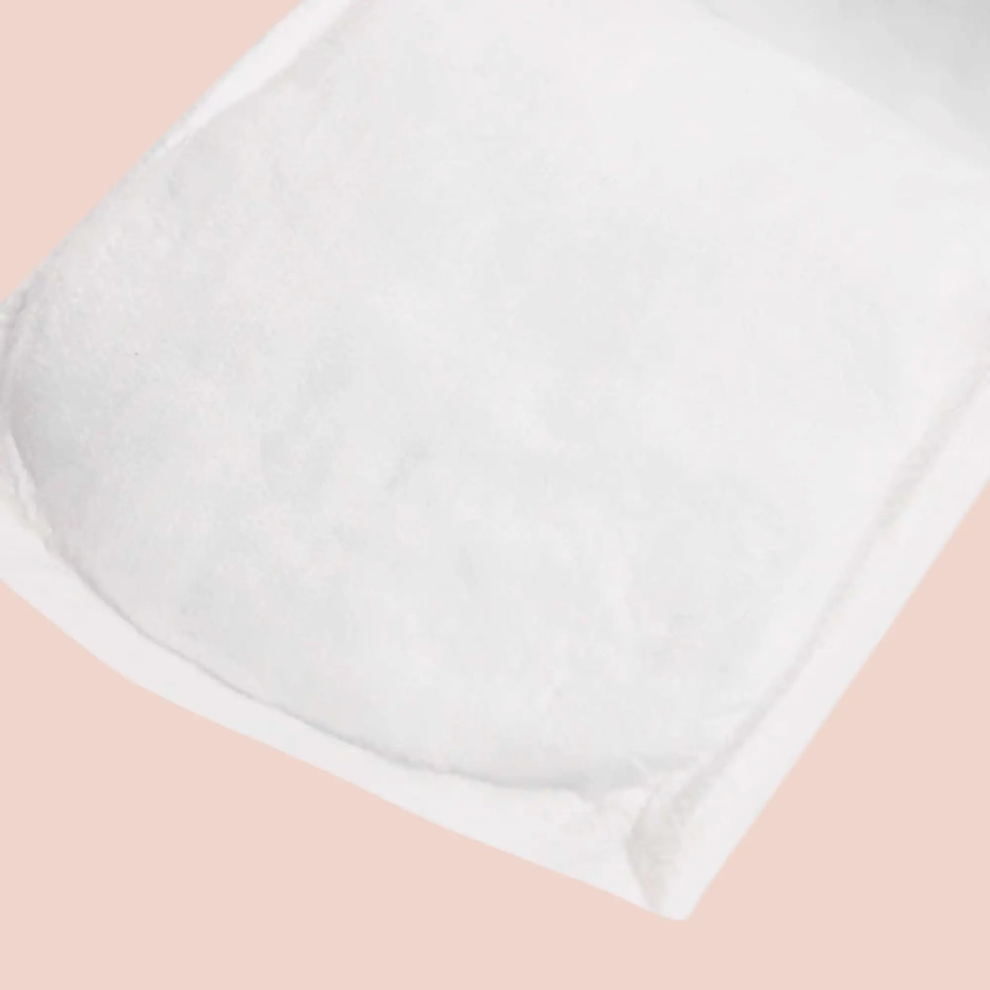 Détail protection urinaire femme blanche Nivuni absorbante et discrète