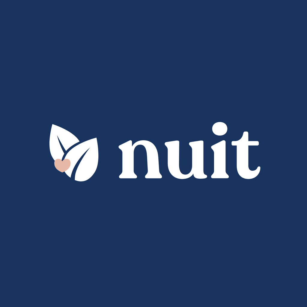 Inscription "nuit" en blanc accompagnée du logo Nivuni (feuilles et cœur) sur fond bleu marine.