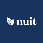 Inscription "nuit" en blanc accompagnée du logo Nivuni (feuilles et cœur) sur fond bleu marine.