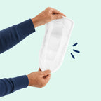 Protection urinaire homme blanche Nivuni tenue à la main avec contour anti-fuites