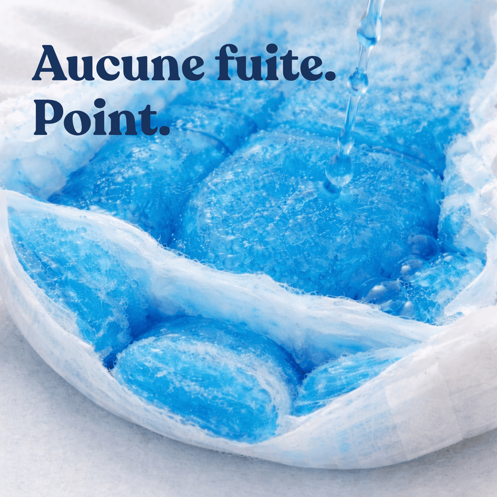 Gros plan d'un test d'absorption montrant un liquide bleu absorbé par le cœur d'une protection d'incontinence, avec le texte "Aucune fuite. Point.".