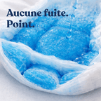Gros plan d'un test d'absorption montrant un liquide bleu absorbé par le cœur d'une protection d'incontinence, avec le texte "Aucune fuite. Point.".